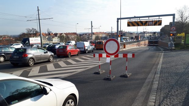 Zavřený tunel Blanka. V Praze se tvoří dlouhé kolony.