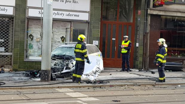 Dopravní nehoda v centru Prahy, při které se policejní auto srazilo s jiným vozem