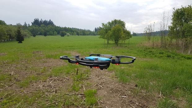 Dron o hmotnosti zhruba 300 gramů s řadou funkcí.