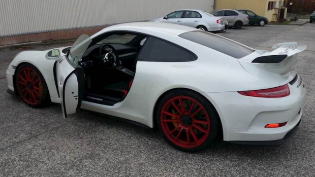 V aukci se bude dražit osobní automobil Porsche 911 GT 3