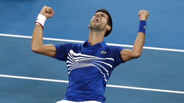 Novak Djoković slaví vítězství na Australian Open.