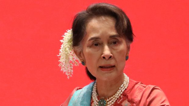 Vůdkyně barmské vlády Aun Schan Su Ťij na archivním snímku z konference v Neipyijtu.