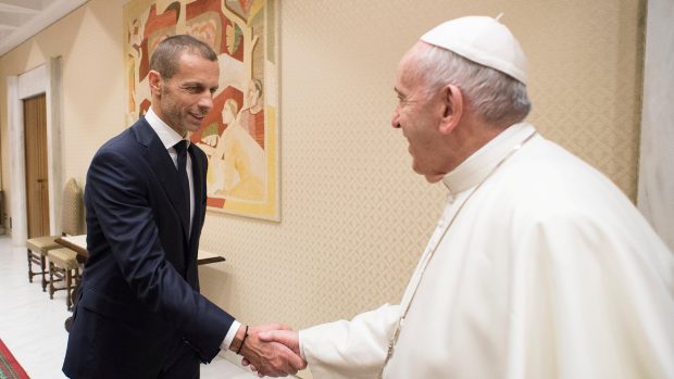 Šéf UEFA Aleksander Čeferin s papežem Františkem