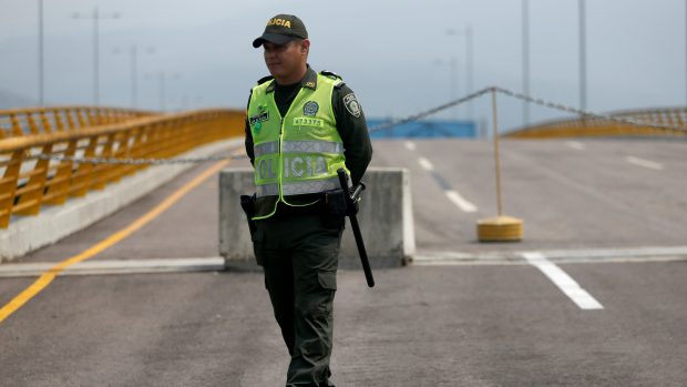 Kolumbijský policista na hraničním mostě mezi Kolumbií a Venezuelou, který ve středu zablokovala venezuelská armáda.