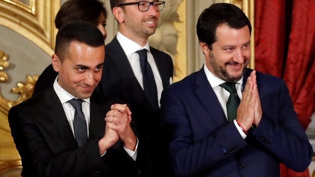 Italští vicepremiéři Luigi Di Maio z Hnutí pěti hvězd (vlevo) a Matto Salvini z Ligy