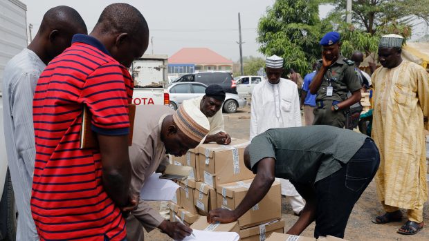 Distribuce hlasovacích lístků v Nigérii