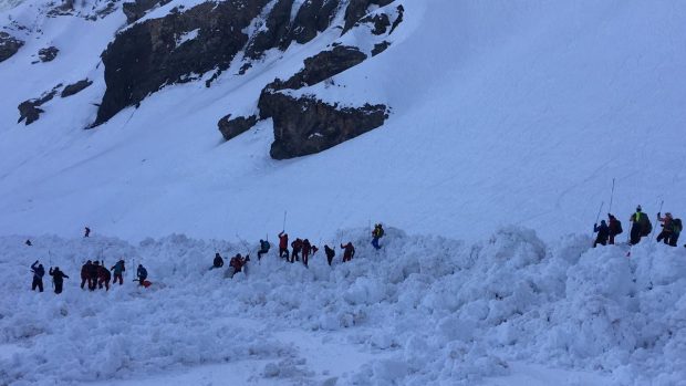 Na místě sesuvu laviny ve středisku Crans-Montana je 244 záchranářů z řad policistů, vojáků a zdravotníků