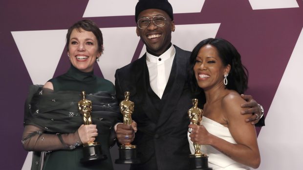 Olivia Colmanová, Mahershala Ali a Regina Kingová se svými Oscary