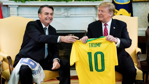 Brazilský prezident Jair Bolsonaro si se svým americkým protějškem Donaldem Trumpem při setkání v Bílém domě vyměnil národní fotbalový dres