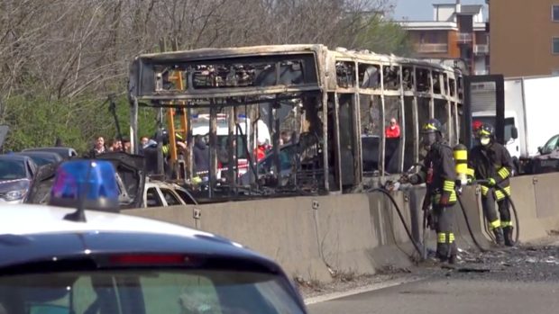 Ohořelá kostra uneseného autobusu