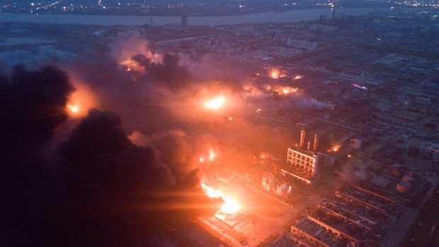 Při čtvrteční explozi v čínské chemičce zahynulo nejméně 47 lidí.