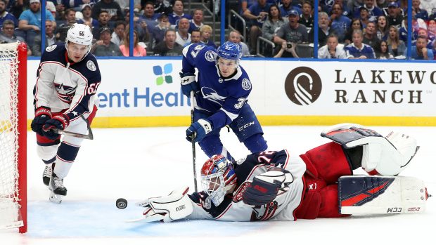 Sergei Bobrovsky, Markus Nutivaara, Yanni Gourde  v úvodním utkání play off NHL mezi Tampa Bay a Columbusem.