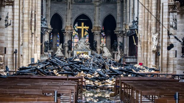 Katedrála Notre-Dame po ničivém požáru.