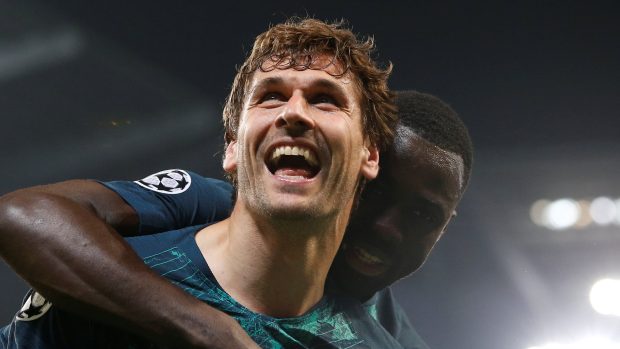 Fernando Llorente a Davinson Sanchez slaví gól proti Manchesteru City.