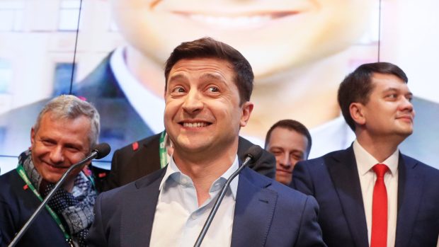 Herec, scenárista, režisér a podnikatel Volodymr Zelenskyj oznámil svou kandidaturu na Silvestra loňského roku a záhy se stal podle průzkumů jedním z favoritů voleb