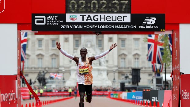 Eliud Kipchoge probíhá jako vítěz cílem Londýnského maratonu