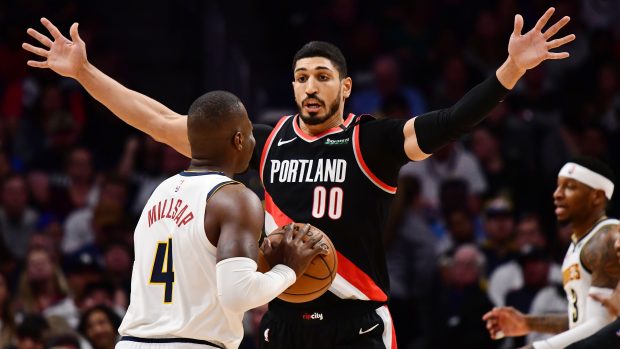 Basketbalista Enes Kanter v dresu Portlandu brání Paula Millsapa během pátého zápasu vzájemné série v rámci druhého kola play-off NBA