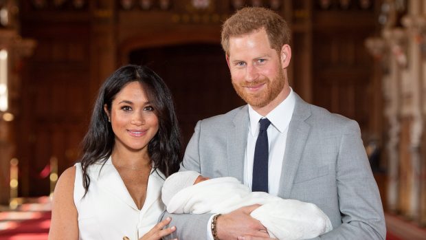 Britský princ Harry se svojí manželkou Meghan a novorozeným potomkem Archiem Harrisonem