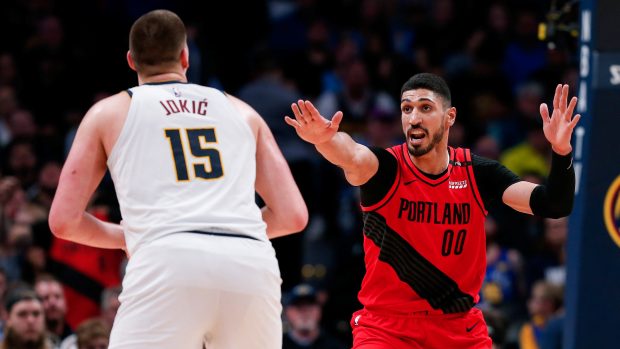 Turecký pivot Enes Kanter z Portlandu brání Nikolu Jokiče z Denveru ve čtvrtfinále play off NBA