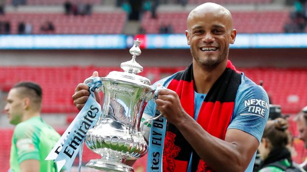 Kapitán Manchesteru City Vincent Kompany slaví vítězství v Anglickém poháru