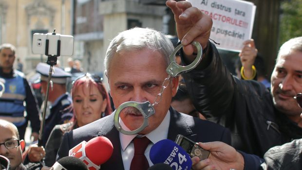 Předseda vládnoucí strany Liviu Dragnea musí nastoupit do vězení za podvody při volbách. Verdikt z roku 2016 mu v květnu 209 potvrdil soud.