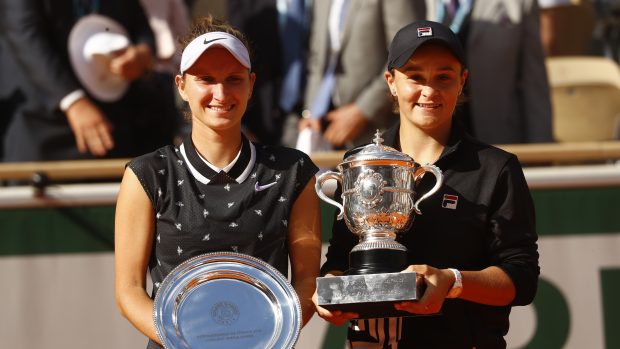 Markéta Vondroušová (vlevo) a Ashleigh Bartyová