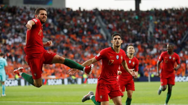 Radost portugalských fotbalistů po gólu do nizozemské sítě