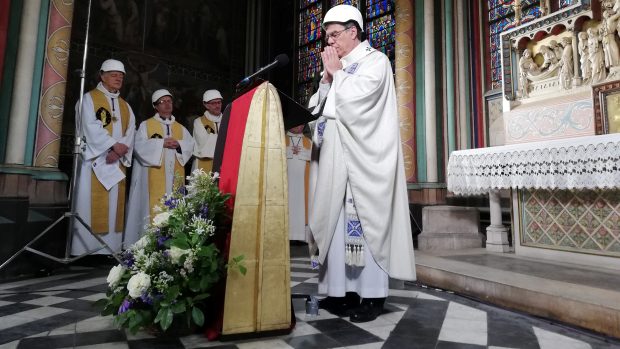 Rektor katedrály Patrick Chauvet označil mši za důkaz, že „Notre-Dame stále žije“