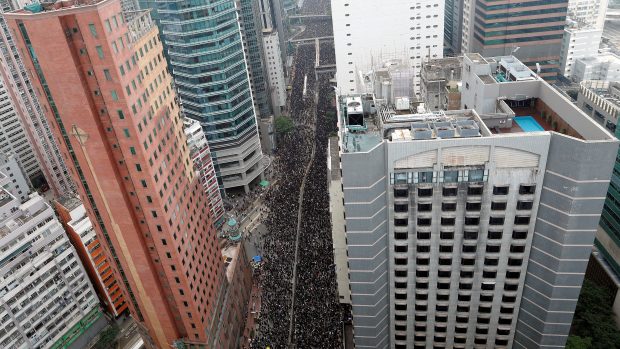 Jeden z organizátorů nedělního protestu řekl, že by se správkyně Lamová měla přijít omluvit osobně. &quot;Může přijít, dáme jí židli,&quot; řekl