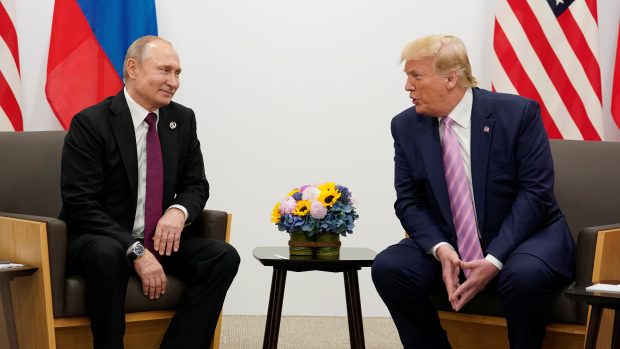 Ruský prezident Vladimir Putin a americký prezident Donald Trump na summitu lídrů G20 v japonské Ósace (fotografie z 28. června 2019)