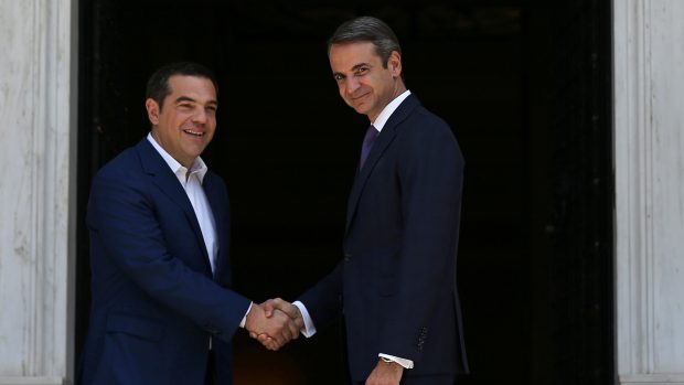 Dva řečtí premiéři: vlevo odcházející Alexis Tsipras, vpravo nově jmenovaný Kyriakos Mitsotakis