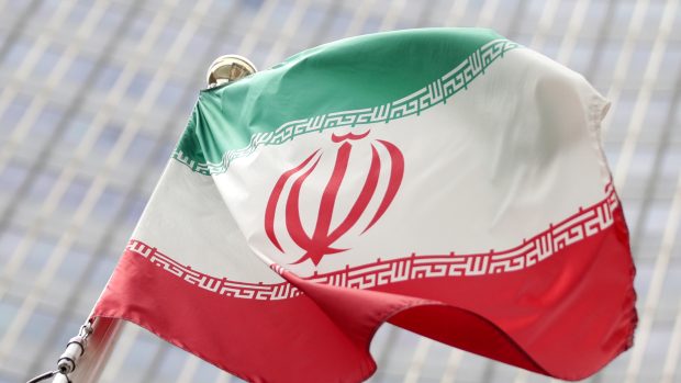 Íránská vlajka před budovou Mezinárodní agentury pro atomovou energii.