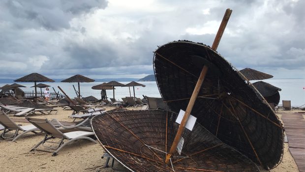 Poničené vybavení na pláži Chalkidiki