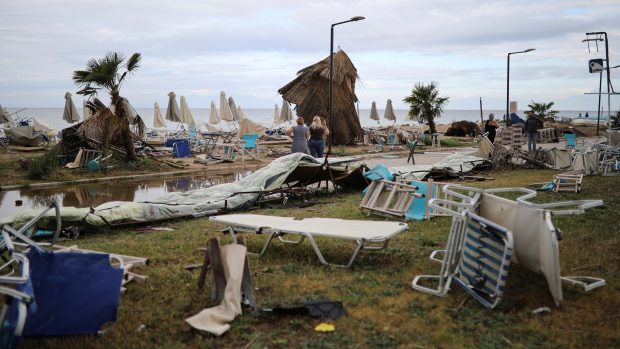 Na severořeckém poloostrově Chalkidiki, kde si ve středu silné bouře vyžádaly sedm obětí, včetně dvou Čechů, pokračují s odstraňováním škod