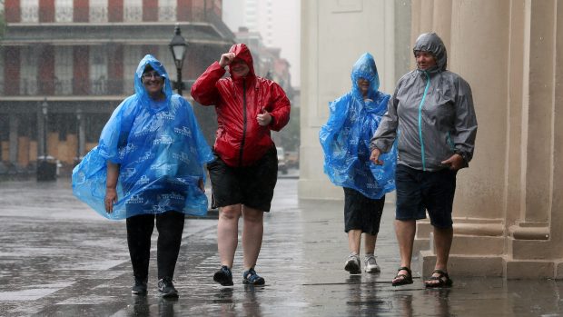 Turisté se ve francouzské čtvrti New Orleans potýkají s projevy bouře Barry