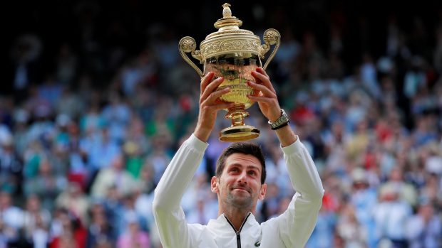 Novak Djokovič s trofejí za vítězství ve Wimbledonu