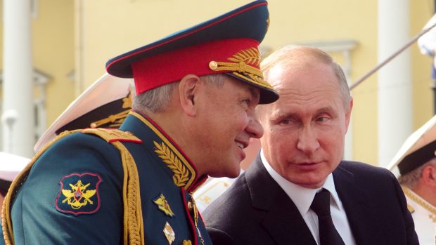Ruský ministr obrany Sergej Šojgu s prezidentem Vladimirem Putinem během oslav Dne ruské flotily