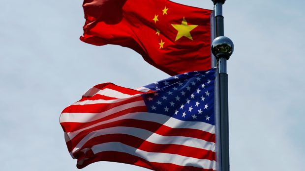 Vlajky USA a Číny (ilustrační foto)