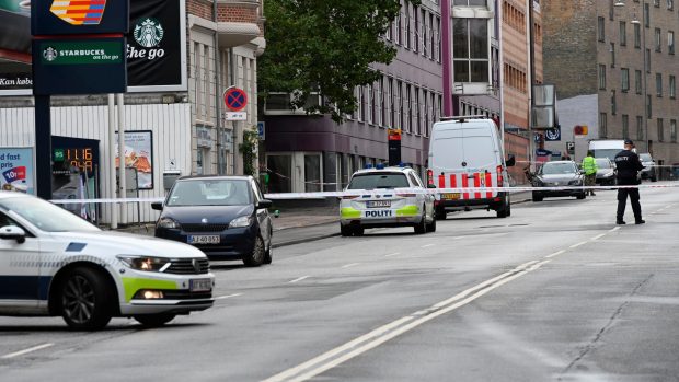 Policie před policejní stanicí, kde došlo k výbuchu.