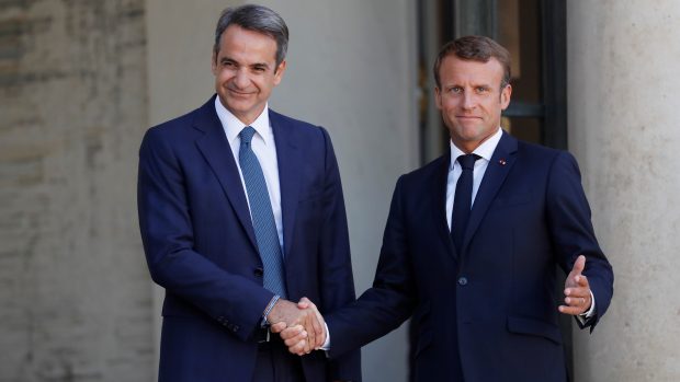 Řecký premiér Kyriakos Mitsotakis a francouzský prezident Emmanuel Macron