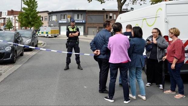 Policie hlídá u místa, kde výbuch zničil několik domů.