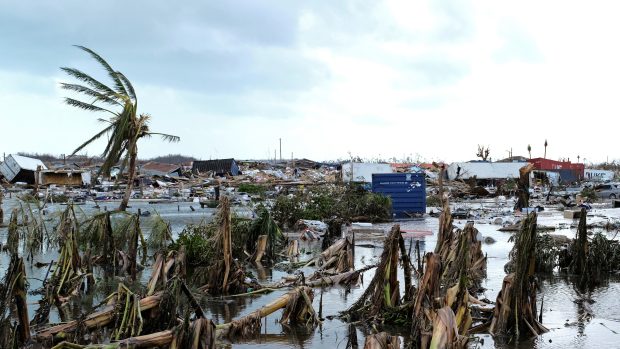 Hurikán si na Bahamách vyžádal na dvě desítky obětí. Z ostrovů se přesunul k pobřeží USA, kde u Severní Karolíny zeslábl na nejnižší první stupeň