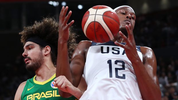 Američan Myles Turner a Brazilec Anderson Varejao během osmifinálového utkání mistrovství světa v basketbalu