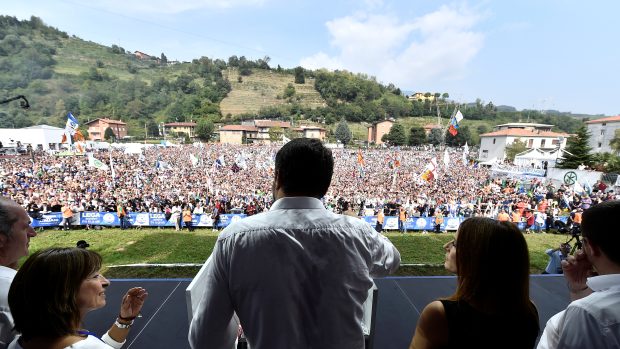 Matteo Salvini mluví ke svým příznivcům ve městečku Pontida