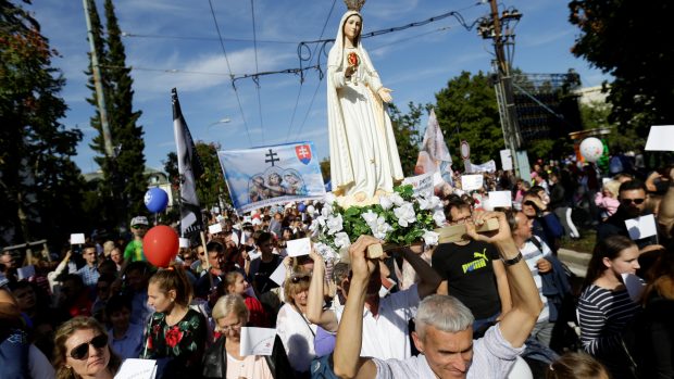 Na pětimilionovém Slovensku, kde se většina lidí hlásí ke katolické víře, mohou v současnosti ženy požádat o interrupci do 12. týdne těhotenství.