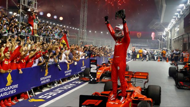 Závod formule 1 v Singapuru vyhrál Sebastian Vettel na Ferrari, druhý skončil jeho týmový kolega Charles Leclerc