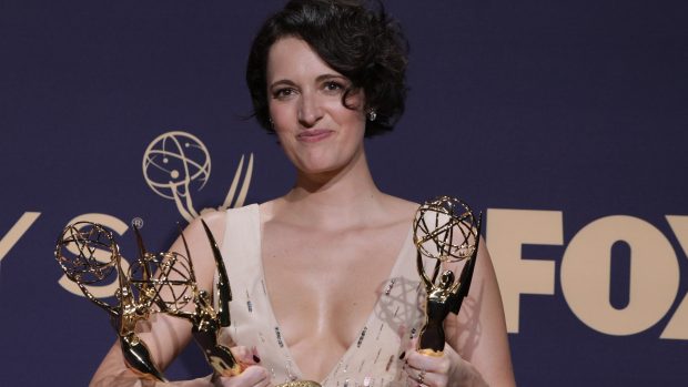 Britská herečka a scenáristka Phoebe Waller-Bridgová převzala během večera tři ceny: za nejlepší komedkiální seriál, herečku v komediální roli a za scénář ke komediálnímu seriálu. Vše za seriál Potvora