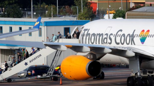 Cestující vystupují z letadla Thomas Cook.