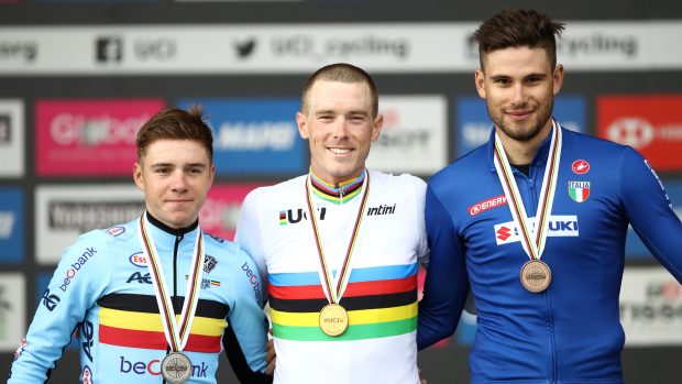 Australan Rohan Dennis (uprostřed) slaví zlatou medaili na mistrovství světa v časovce s druhým Belgičanem Remco Evenepoelem (vlevo) a bronzovým Italem Filippem Gannou