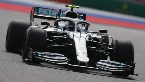 Pilot Mercedesu Valtteri Bottas na okruhu v Soči